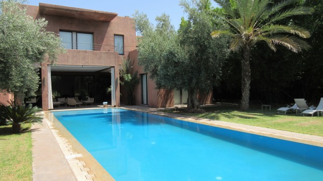 Villa à 15 minutes de Marrakech, dans une résidence privée. 4 chambres, piscine et magnifique jardin