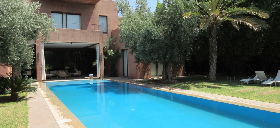 Villa à 15 minutes de Marrakech, dans une résidence privée. 4 chambres, piscine et magnifique jardin