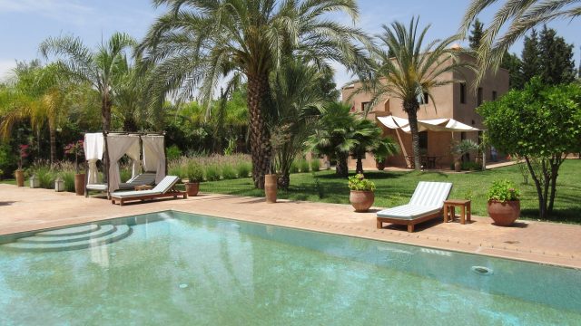 Situé à 9 km de Marrakech, sur la route de Fès, superbe villa de 7 chambres, piscine et hammam