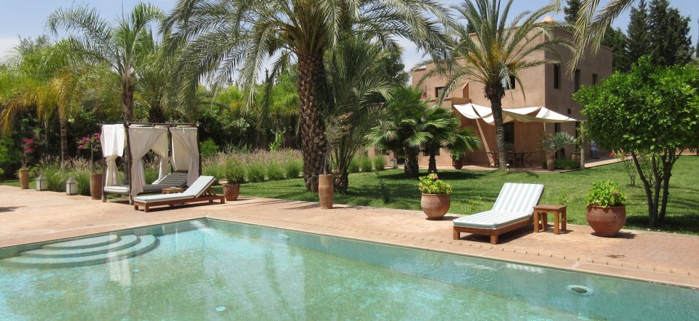 Situé à 9 km de Marrakech, sur la route de Fès, superbe villa de 7 chambres, piscine et hammam