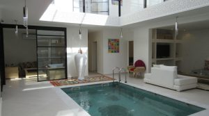 Somptueux riad contemporain de 5 belles chambres. Piscine, hammam, jacuzzi sur terrasse, situé dans l’excellent quartier de Sidi Mimoune