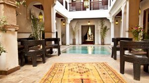 Magnifique riad, trois patios, piscine et hammam. Remarquablement bien situé, proche des lieux incontournables à visiter avec accès voiture parfait