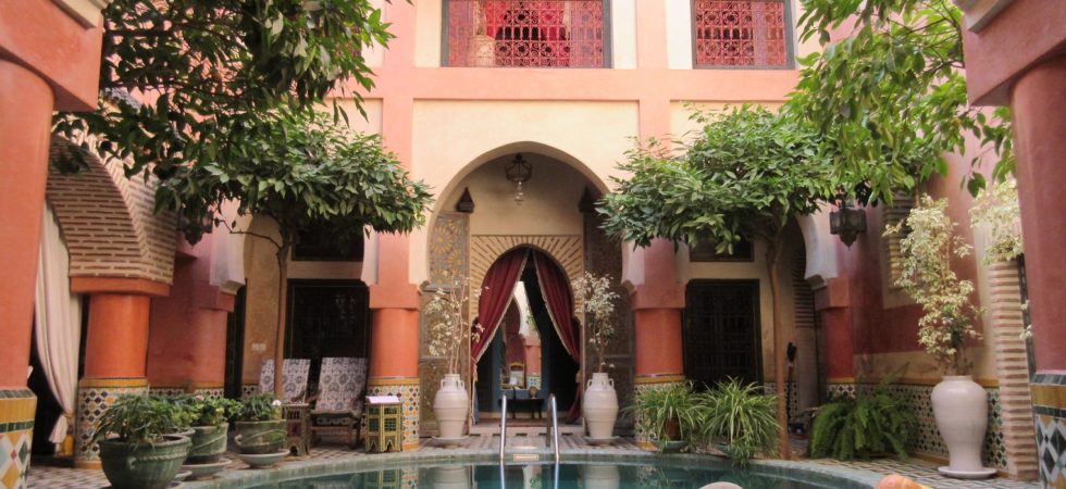 Exceptionnel riad privé à 300 mètres de la place Jamaâ El Fna. Très beaux volumes, magnifique piscine, sans oublier la spacieuse terrasse