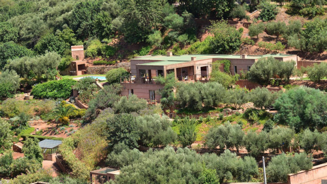 Véritable havre de paix à 50 minutes de Marrakech. La beauté du lieu vous enchantera, spot exceptionnel avec 4 belles chambres, terrasses, piscine et un merveilleux jardin proposant une variété impressionnante de végétaux