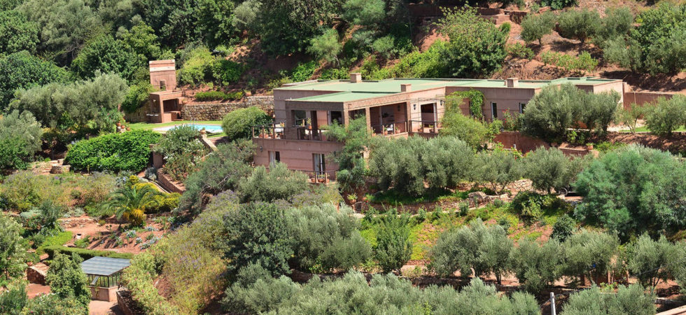 Véritable havre de paix à 50 minutes de Marrakech. La beauté du lieu vous enchantera, spot exceptionnel avec 4 belles chambres, terrasses, piscine et un merveilleux jardin proposant une variété impressionnante de végétaux