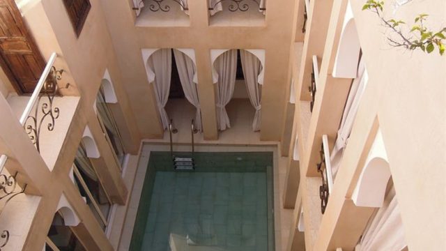 Magnifique maison d’hôtes dans la médina de Marrakech. 5 belles chambres, piscine et très belle terrasse. Situé dans l’un des meilleurs quartiers, voisin du palais Royal