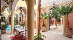 Une décennie d’exploitation à votre service. A quelques encablures de la place Jamaâ El Fna tout en étant au calme. 4 patios et piscine chauffée. Capacité d’hébergement de 30 personnes. Très belle affaire commerciale
