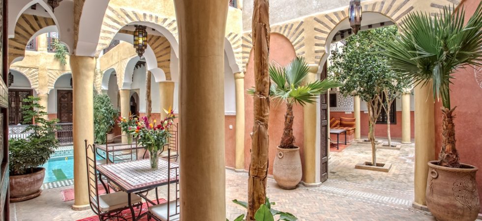Magnifique riad en exploitation depuis plus de 10 ans dans la médina de Marrakech. 12 chambres et suites pour une capacité d’hébergement de 30 personnes. Remarquable aussi bien dans sa tenue que dans sa commercialisation, excellente affaire à deux pas de la place Jamaâ El Fna