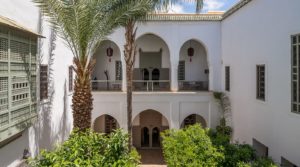 Exceptionnel riad du 18 siècle. Un vrai, un magnifique jardin avec sa fontaine centrale, situé à 6 minutes de la place Jamaâ El Fna