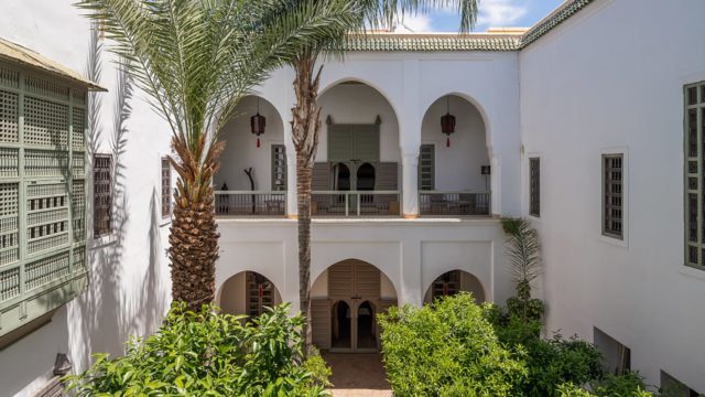 Exceptionnel. Somptueux riad du 18 siècle avec ses deux patios. Magnifique architecture, volumes et hauteurs sou plafond remarquable. Deux patios dont un jardin magnifique, 9 chambres, hammam et splendide terrasse. Situé idéalement dans la médina, au carrefour des lieux incontournables à visiter et à 6 minutes à pied de la place Jamaâ El Fna