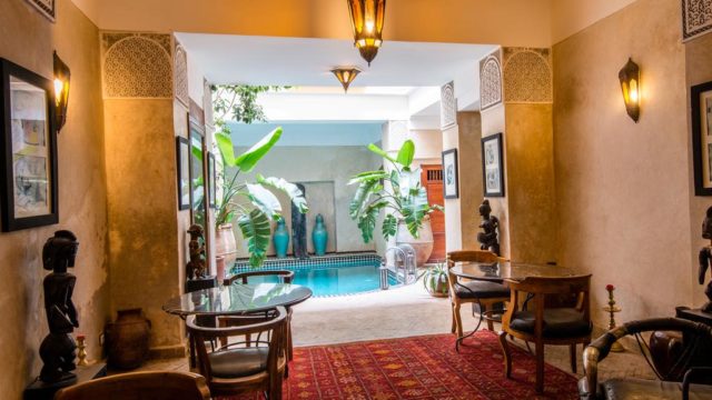 Situé dans un excellent quartier, maison d’hôtes de 12 chambres. Riad du 18 siècle avec double patio, piscine, hammam