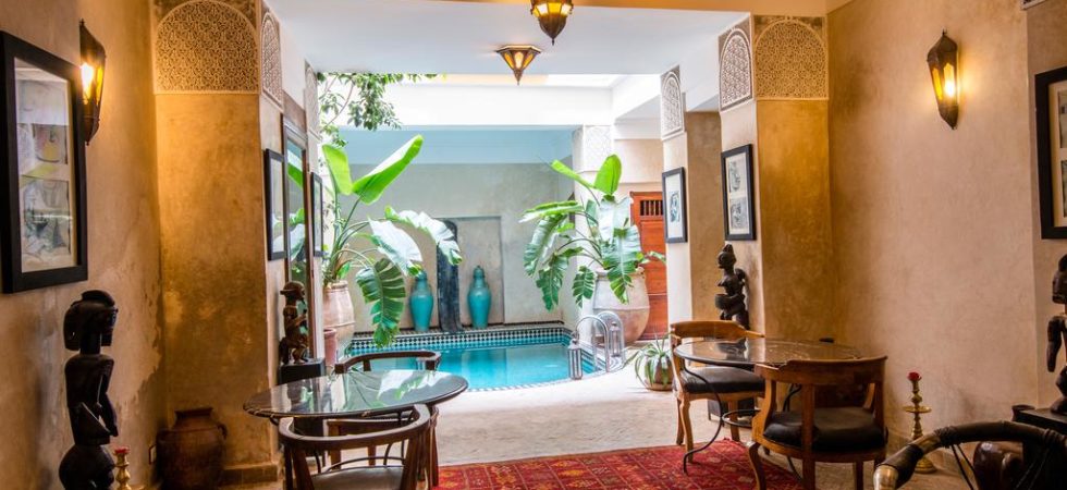 Situé dans un excellent quartier, maison d’hôtes de 12 chambres. Riad du 18 siècle avec double patio, piscine, hammam