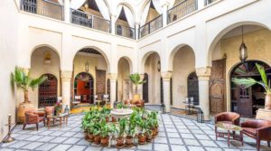 Somptueuse maison d’hôtes de 9 belles chambres. Double patio, piscine, hammam avec accès voiture parfait. Un confort remarquable sans oublier une qualité de finition et d’ameublement digne d’un véritable palais