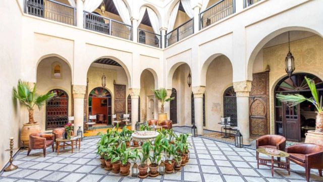 Somptueuse maison d’hôtes de 9 belles chambres. Double patio, piscine, hammam avec accès voiture parfait. Un confort remarquable sans oublier une qualité de finition et d’ameublement digne d’un véritable palais