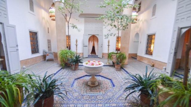 Exceptionnel riad au cœur de la médina de Marrakech. Un véritable joyau, son architecture, ses zelliges et ses anciennes boiseries n’ont d’égale qu’au palais Bahia. Un musée, un palais ou les vizirs et pachas ce sont croisés dans ce lieu authentique sans parler de Joséphine Baker y séjournait systématiquement lors de ses passages à Marrakech. Qu’importe la rentabilité, c’est avant tout, l’acquisition d’un lieu unique, une œuvre exceptionnelle