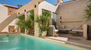 Exceptionnel. deux patios, belle piscine chauffée, 4 belles chambres et parking tout proche