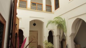 Magnifique riad de 4 chambres à proximité de la Medersa Ben Youssef. Beau bassin, hammam beldi et agréable terrasse. Accès pratique en voiture