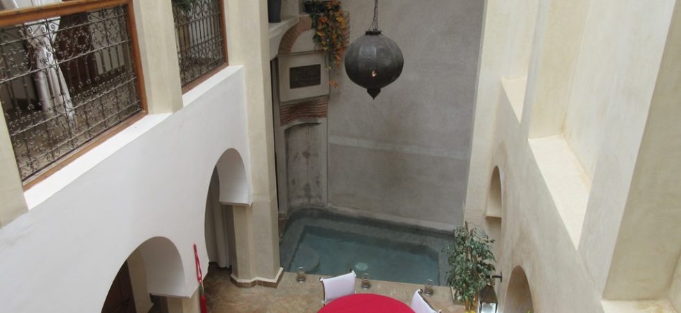 Riad plein de charme et confortable. 4 chambres dont deux suites avec cheminée. Un bassin dans le patio et une agréable terrasse.