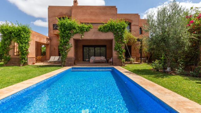 Charmante villa située sur la route de Fès, à 15 minutes du centre-ville. 3 chambres, belle pièce de vie et magnifique jardin avec sa piscine. Dans une résidence privative et sécurisée