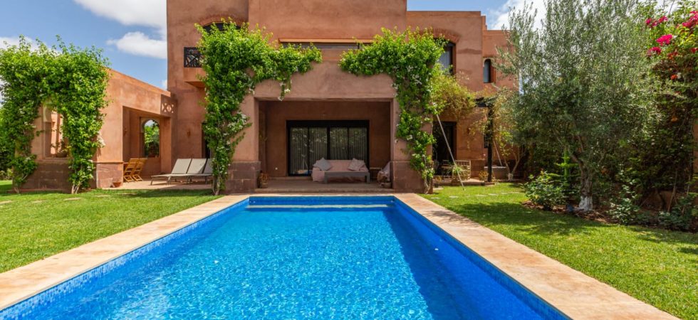 Charmante villa située sur la route de Fès, à 15 minutes du centre-ville. 3 chambres, belle pièce de vie et magnifique jardin avec sa piscine. Dans une résidence privative et sécurisée