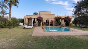 Magnifique villa de plein pied dans un charmant petit domaine de 8 villas à proximité des golfs d’Amelkis et Royal