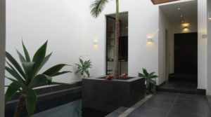 Riad contemporain, beaux volumes, bassin et belle terrasse. Confort irréprochable