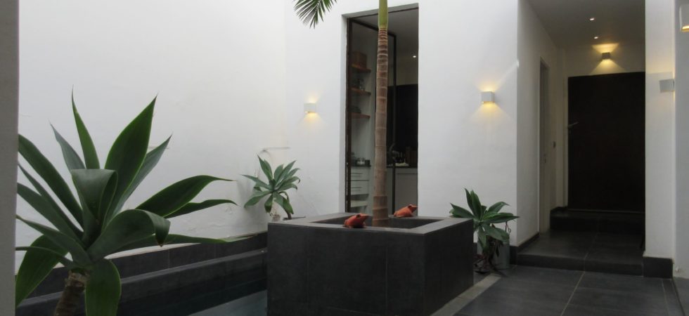 Riad contemporain, beaux volumes, bassin et belle terrasse. Confort irréprochable
