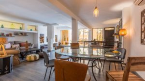 Atypical in the medina. Duplex, with car access in front of the door and double terrace with exceptional views. Very attractive rental yield
