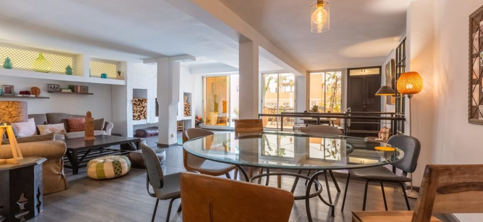 Atypical in the medina. Duplex, town house with car access in front of the door and double terrace with exceptional view. Very interesting rental yield