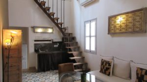Atypical, duplex in the medina, remarkable comfort, very nice terrace in an excellent district. Very good rental yield