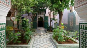 Sumptuous 18 -centuries riad. Its wooded patio, its fountain and its woodwork will enchant you