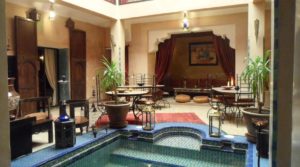 Charming riad, swimming pool and car access in front of the door