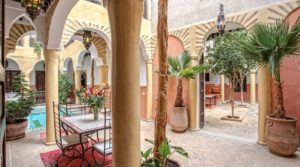 Riad composed of 4 patios, swimming pool, close to Jamaâ El Fna square. Excellent commercial affair