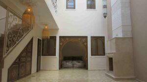 Riad de 3 belles chambres, toit couvre patio électrique, bassin en terrasse et accès voiture parfait