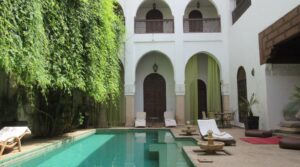 Sumptuous riad of 12 bedrooms, swimming pool, spa and parking 100 meters