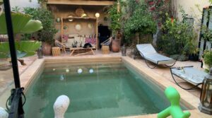 Riad dans le village de Lalla Takerkoust, à 35 km de Marrakech. Bien détenu par une société, vente de parts sociales